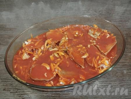 &nbsp;Выливаем на рыбу с овощами подготовленный томатный соус.&nbsp;