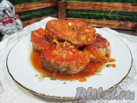 Минтай в томатном соусе с морковью и луком в духовке