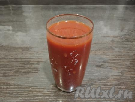 Приготовим томатный соус, для этого в стакан вливаем 250 миллилитров воды, добавляем томатную пасту, солим по вкусу, перемешиваем до однородности. Если соус получился кисловат (многое зависит от томатной пасты), можно добавить маленькую щепотку сахара.