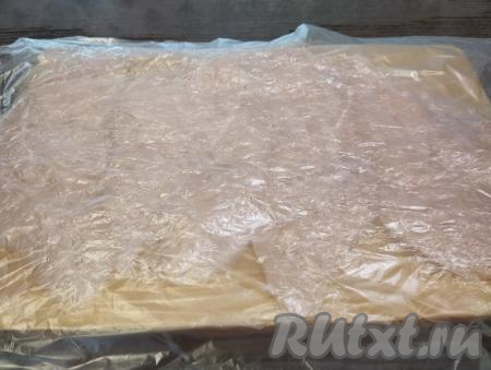 Для того брызги в процессе отбивания мяса не разлетались по столу, накрываем филе пищевой плёнкой. Отбиваем мясо кулинарным молоточком с одной стороны до толщины 4-5 миллиметров.