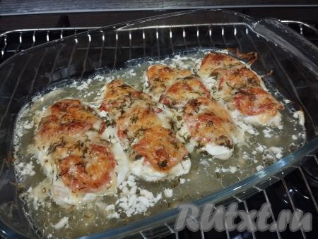 Запекаем куриные отбивные с грибами и помидорами под сыром в духовке, заранее разогретой до 180 градусов, минут 35-40.