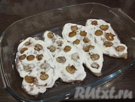 Выкладываем на филе остывшие шампиньоны.