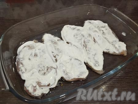 Форму для запекания немного смазываем растительным маслом, выкладываем отбитое куриное филе в один слой, посыпаем солью и специями. Смазываем куриное мясо сметаной. Будьте внимательны при выборе специй. Есть специи, в состав которых входит соль, в этом случае соль можно не использовать, чтобы не пересолить готовое мясо.