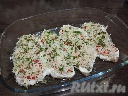 Поверх филе распределяем сыр, натёртый на мелкой тёрке, посыпаем мелко нарезанным укропом.