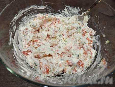 Перемешиваем творожный сыр с красной рыбой, огурцом и начинка для ракушек из слоёного теста готова.