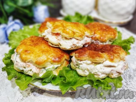 Ракушки из слоёного теста с красной рыбой и творожным сыром