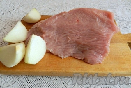 Мясо (я использовала филе индейки) промыть водой. Лук и чеснок очистить. Кусочки белого хлеба, выложить в небольшую ёмкость, залить молоком и оставить на несколько минут, чтобы хлеб размяк. Размоченный хлеб отжать от лишнего молока.