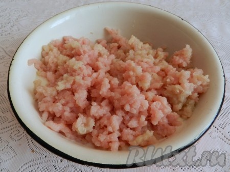 Прокрутить через мясорубку мясо, лук, чеснок и отжатый от лишней влаги хлеб, посолить, поперчить и тщательно вымесить фарш.