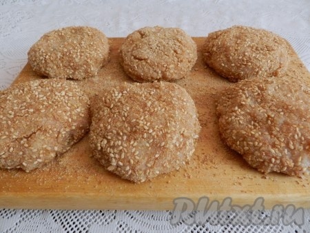 Из фарша сформировать круглые котлеты. Обвалять котлеты в панировочных сухарях. Я добавила в панировку кунжут, но это необязательно.