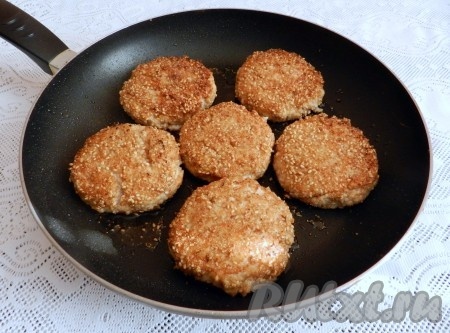 На сковороде разогреть растительное масло и обжарить котлеты с двух сторон до румяной корочки (буквально по 2 минуты с каждой стороны) на огне чуть выше среднего.