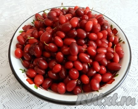 Ягоды кизила вымыть, очистить от веточек.