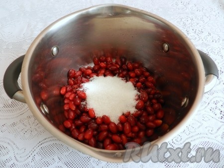 Высыпать ягоды в кастрюлю, добавить сахар и воду и поставить варить.