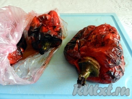 Запеченный перец горячим сложить в чистый полиэтиленовый пакет, плотно завязать и оставить остывать. Когда перец остынет, снять с него кожуру, очистить от косточек.