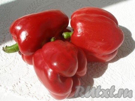 Перец вымыть, вытереть насухо и запечь в духовке при 200 градусах 20 минут. В процессе запекания перцы переворачивать, чтобы они запеклись со всех сторон.