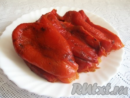 Запеченный перец горячим сложить в чистый полиэтиленовый пакет, плотно завязать и оставить остывать. Когда перец остынет, снять с него кожуру, очистить от косточек.