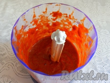 Влить соевый соус и бальзамический уксус и еще раз прокрутить блендер примерно 1 минуту.