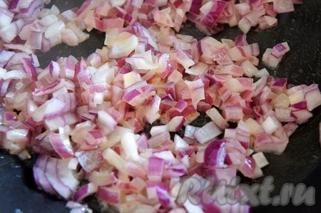 Лук очистить, мелко нарезать. В сковороду выложить сливочное масло и нарезанный лук. Обжарить лук, помешивая, до прозрачности (в течение минут 5) на среднем огне.
