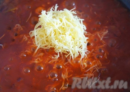 Добавить томатную пасту, влить воду, дать закипеть, всыпать соль, сахар по вкусу, поперчить, перемешать, уменьшить огонь и тушить 1-2 минуты. Затем в получившийся соус выложить натёртый сыр (немного сыра оставьте для подачи), тщательно перемешать, готовить соус для пасты на небольшом огне, пока сыр не расплавится полностью.
