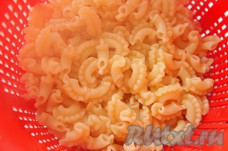 Пасту выложить в кипящую подсоленную воду и отварить в течение времени, указанного на упаковке. Макаронные изделия не должны развариться, они должны остаться достаточно твёрдыми, затем откинуть на дуршлаг и дать стечь воде.
