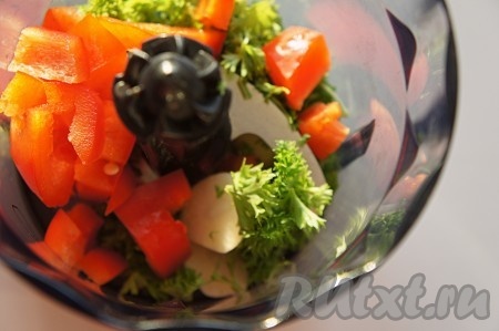 Добавить в измельчитель крупно нарезанный красный перец, чеснок, зелень петрушки. При желании можно добавить немного острого перца (я не добавляла). Пробить блендером, но не в кашу, а чтоб оставались аппетитные кусочки.