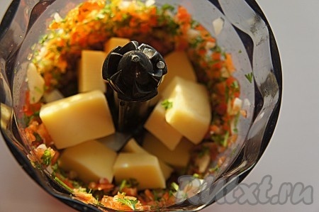 Добавить крупно нарезанный сыр.