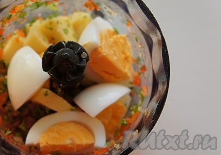 Добавить четвертинки вареных яиц  и снова пробить смесь блендером до однородного пастообразного состояния.