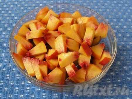 Сливы и персики вымыть, удалить косточки и нарезать небольшими кусочками.