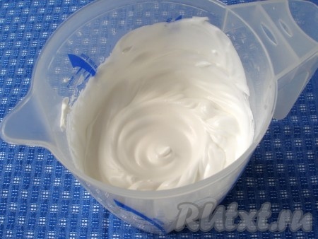 Охлаждённые белки в чистой сухой посуде с помощью миксера взбить с сахарной пудрой и лимонным соком в крепкую пену.