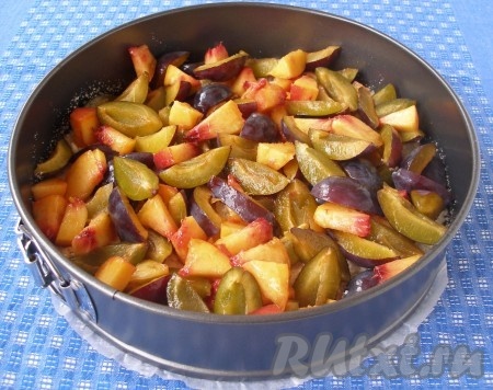 Форму для выпечки смазать маслом, выложить 2/3 теста, сверху равномерно разложить фрукты.