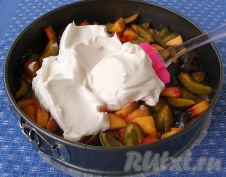 Поверх фруктов распределить ровным слоем взбитые белки.