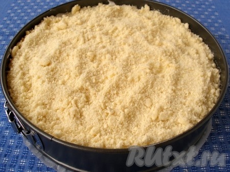 Присыпать оставшимся тестом. Выпекать насыпной пирог с персиками и сливками в разогретой до 180 градусов духовке 50-60 минут.