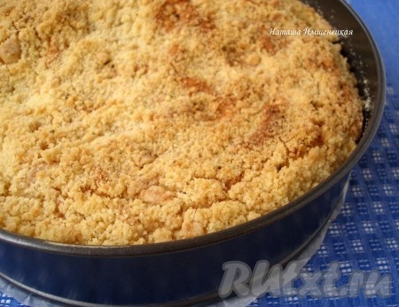 Готовый пирог полностью остудить в форме.