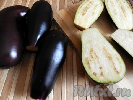 Баклажаны вымыть, разрезать вдоль, разложить на решетке и запечь в духовке при 220 градусах 15 минут. Баклажаны должны стать мягкими, а кожура сильно почернеть.