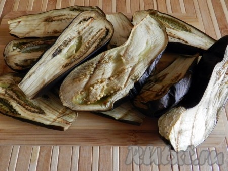 Запеченные баклажаны остудить и очистить от кожуры.