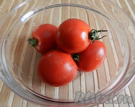 Помидоры очистить от кожицы. Для этого сделать на помидорах крестообразные надрезы, залить кипятком на 1-2 минуты, затем опустить помидоры в холодную воду. Кожица с помидоров легко снимется.