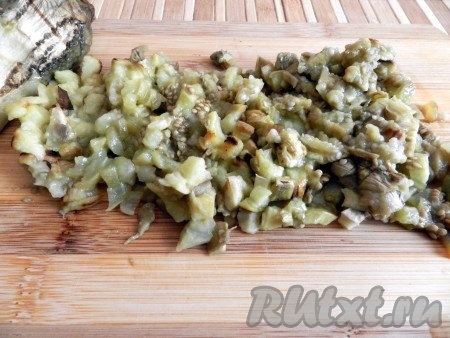 Нарезать очищенные баклажаны мелким кубиком.