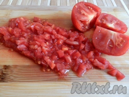 Помидоры так же нарезать мелким кубиком.