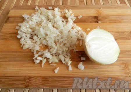 Мелко порубить лук.