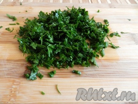 Мелко порубить зелень.