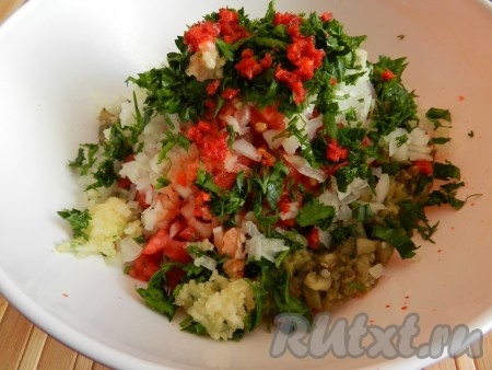 Все смешать, выдавить чеснок, мелко нарезать острый красный перец, посолить, поперчить.