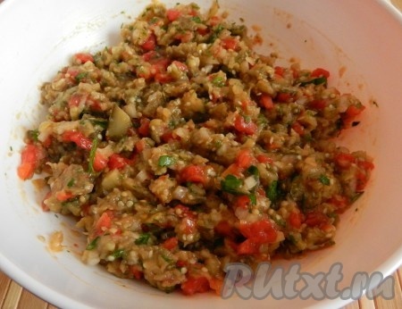 Добавить в сырую баклажанную икру масло и уксус, тщательно перемешать. Убрать в холодильник настаиваться на 2 часа.