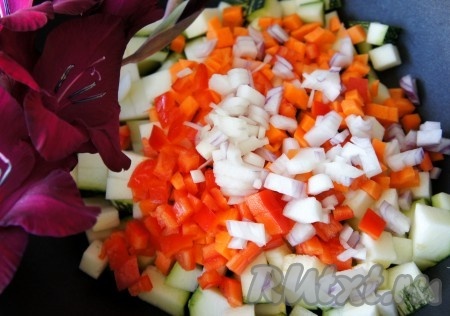 Добавить мелко нарезанный сладкий перец и красный лук.