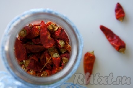 Добавить 2 острых перчика. Если вы используете свежий перец, достаточно будет одного. Не забудьте удалить предварительно семена у перца.