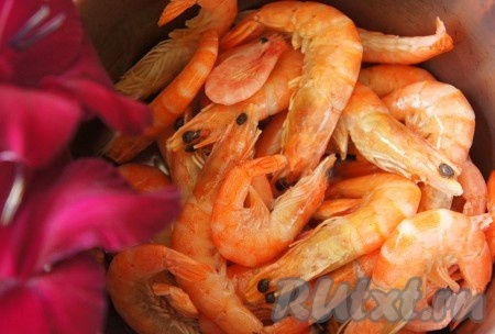 Креветки отварить в подсоленной воде в течение 3 минут. Остудить и очистить.