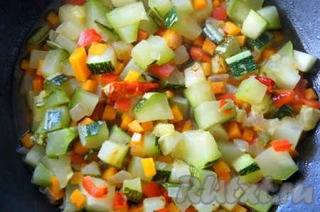 Добавить соль, специи, немного растительного масла и обжарить в сотейнике или сковороде овощи в течение 2-3 минут на сильном огне при постоянном помешивании. Добавить воду, убавить огонь и накрыть крышкой сковороду или сотейник. Тушить овощи около 10-15 минут до готовности.