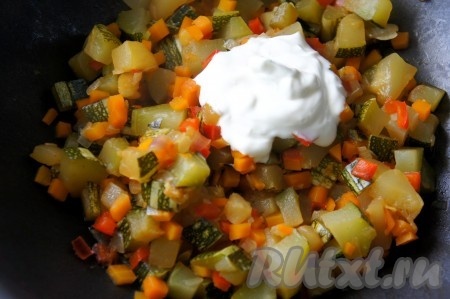 Добавить сметану, перемешать, выключить огонь и накрыть крышкой. Оставить кабачки ненадолго, тем временем займемся креветками.