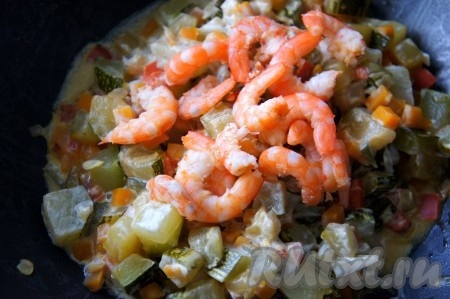 Добавить креветки к овощам и перемешать.