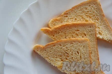 Быстро обмакните каждый кусочек с двух сторон в яично-молочную смесь.
