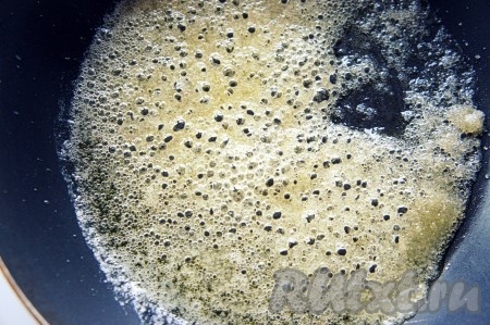 Сковороду поставьте на средний огонь, выложите масло и сахар, перемешайте после того, как растопится масло. На сковороде получится карамельный сироп.
