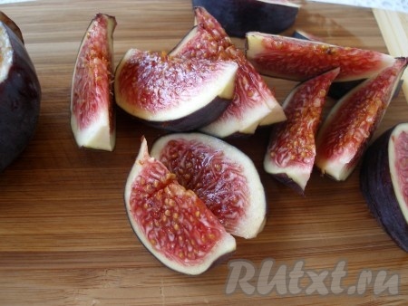 Нарезать небольшими дольками инжир.

